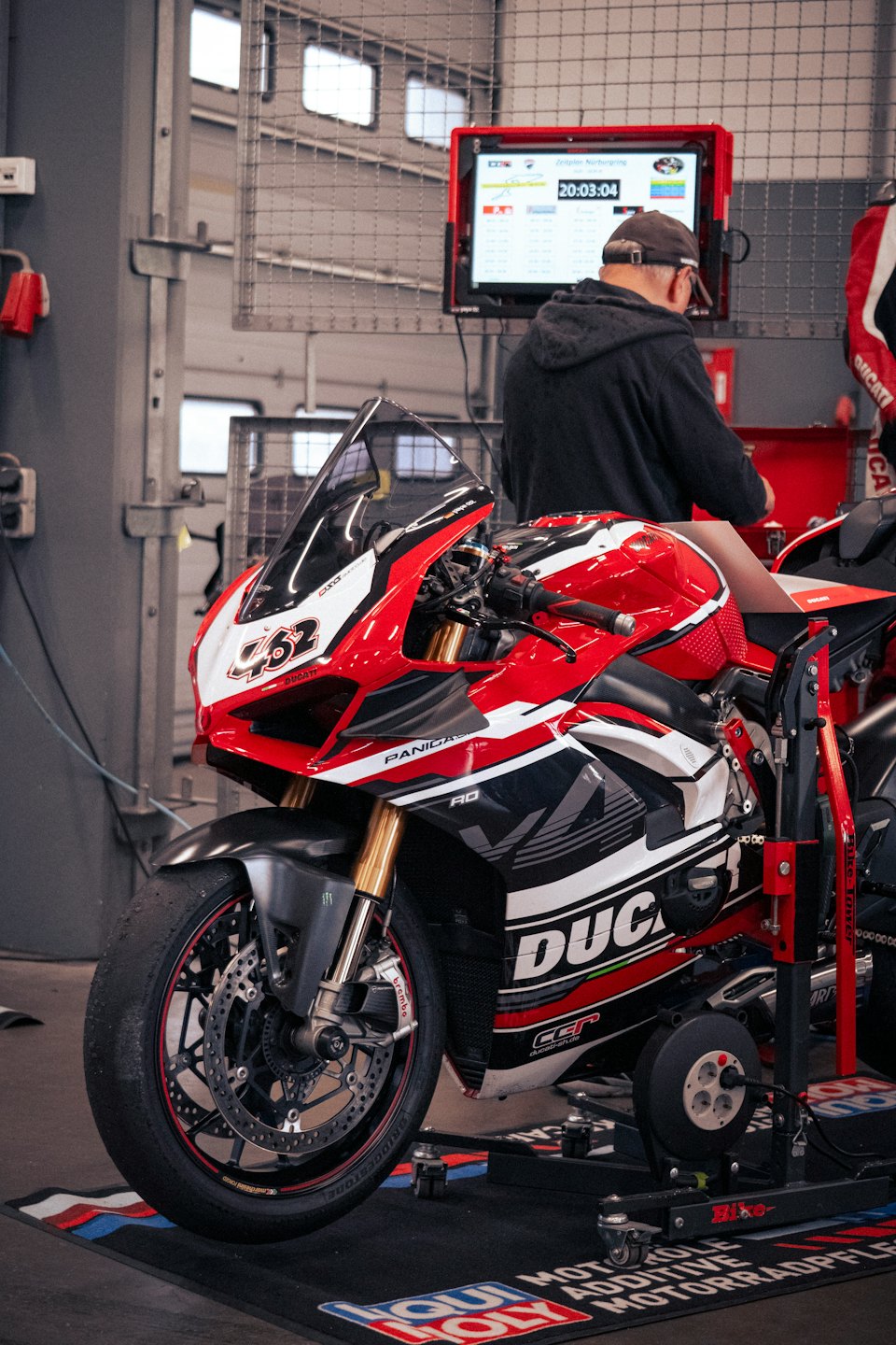 Mechanik monitoruje dane podczas testowania motocykla w warsztacie.
